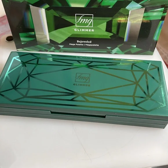 Avon Mega Palette. - Picture 5 of 5